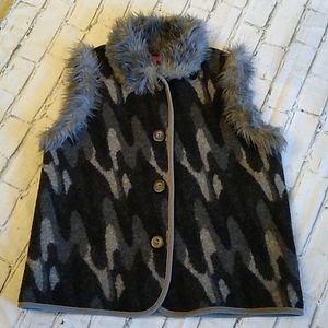 🥂 Wool button up vest with fur and suede details in great used cond.